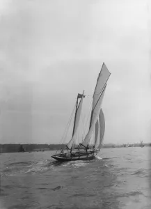 Ketch Gallery: The ketch Corinda under sail. Creator: Kirk & Sons of Cowes