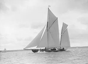 Ketch Gallery: The ketch Valdora sailing close-hauled, 1912. Creator: Kirk & Sons of Cowes