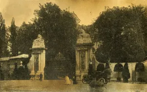The Lion Gates, Hampton Court, London, 1910. Creator: Unknown The Lion Gates, Hampton Court, London, 1910. Creator: Unknown