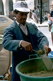 Gabes Gallery: Selling henna in Gabes market