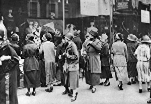 Kensington High Street History Prints: Shoppers in Kensington High Street, London, 1926-1927
