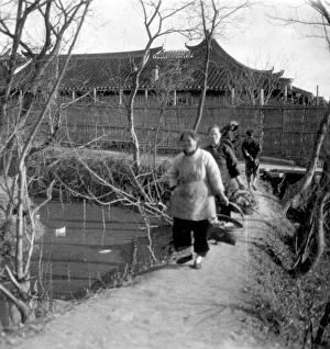Villagers in Shanghai, China, early 20th century.Artist: J Dearden Holmes Villagers in Shanghai, China, early 20th century.Artist: J Dearden Holmes