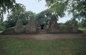Waylands Smithy Neolithic Long Barrow, 36th century BC Waylands Smithy Neolithic Long Barrow, 36th century BC
