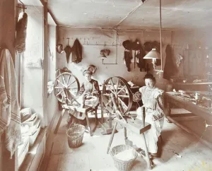 Women using spinning wheels, Bethnal Green, London, 1908 Women using spinning wheels, Bethnal Green, London, 1908