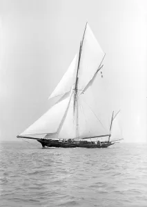 The Great Days of Yachting Gallery: The yawl Wendur sailing close-hauled, 1913. Creator: Kirk & Sons of Cowes