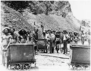 Images Dated 3rd February 2006: Zulu boys working at De Beers diamond mines, Kimberley, South Africa, c1885
