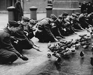 Commonwealth Gallery: American troops feeding pigeons in Trafalgar Square, 1942