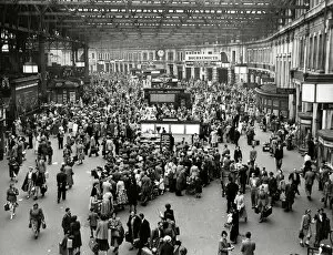 Crowds of commuters at Waterloo train station, 1953