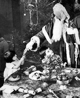 Santa Claus Gallery: Father Christmas pulling a cracker, 1922