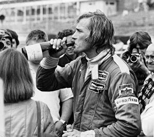 Grand Prix Collection: James Hunt swigging champagne