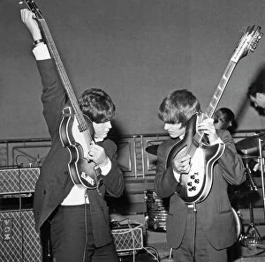 Rock Gallery: Paul McCartney and George Harrison tune their guitars