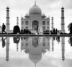 Queen Elizabeth and the Duke of Edinburgh visit the Taj Mahal 1961 Queen Elizabeth and the Duke of Edinburgh visit the Taj Mahal 1961