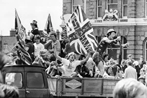 Footballers Collection: West Ham United players celebrate through the streets of the East end of London after winning
