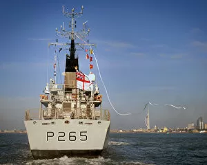 Images Dated 22nd November 2007: HMS Dumbarton Castle displays her Paying Off Pennant as she enters Portsmouth Harbour