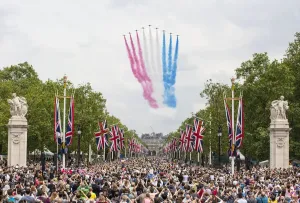 Red Arrows Prints: Colour Print of the Red Arrows Flypast over Buckingham Palace