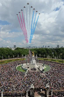 Images Dated 2nd January 2007: Red Arrows Fly Over Buckingham Palace