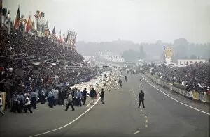 Images Dated 30th August 2011: 1969 Le Mans 24 hours: All the drivers make the traditional running start