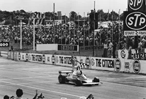 1976 South African Grand Prix: Niki Lauda, 1st position, takes the chequered flag, action