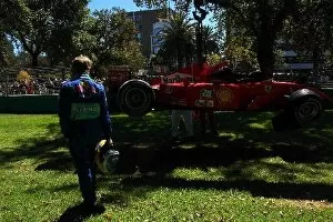 Images Dated 2nd March 2001: Australian GP: Nick Heidfeld Sauber Petronas C20 checks out Michael Schumachers damaged Ferrari