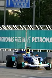 Images Dated 18th July 2004: DTM: Felipe Massa demonstrates the Sauber Petronas C22 around the streets of Shanghai