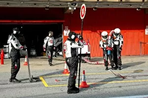 Images Dated 26th November 2004: Formula One Testing: BAR mechanics prepare for a practice pitstop