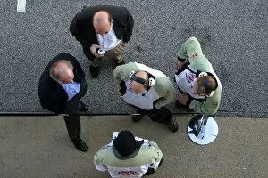 Images Dated 23rd January 2003: Formula One Testing: David Richards BAR Team Principal in conference with members of the BAR team