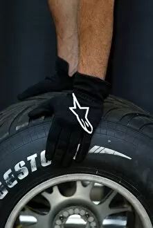 Images Dated 3rd April 2003: Formula One World Championship: BAR mechanic wears AlpineStars gloves