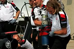 Images Dated 9th June 2005: Formula One World Championship: BAR practice their pit stops