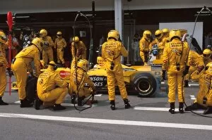 Images Dated 19th January 2001: Formula One World Championship: Damon Hill Jordan Mugen Honda 199 makes a pit stop