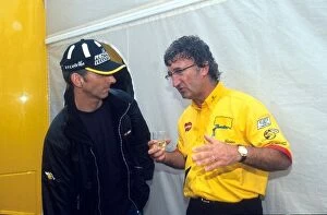 Images Dated 19th December 2000: Formula One World Championship: Damon Hill Jordan Mugen Honda 199, DNF chats with Eddie Jordan
