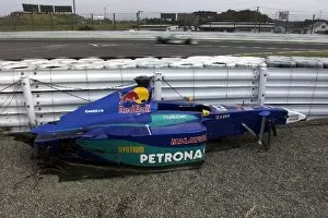 Images Dated 14th October 2001: Formula One World Championship: The wreckage of Kimi Raikkonens Sauber Petronas C20
