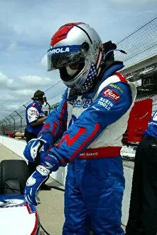 Images Dated 8th May 2002: Indianapolis 500 Practice: Michael Andretti puts on his gloves before practising for