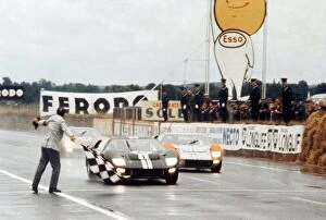 Images Dated 10th November 2004: Le Mans 24 Hour Race: Bruce McLaren and Chris Amon Ford GT40 Mk II take the chequered flag to win