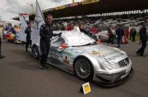 Images Dated 26th May 2003: Mechanics of the HWA Team push the car of Christijan Albers (NED), Express-Service AMG-Mercedes
