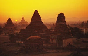 Images Dated 17th July 2000: Burma (Myanmar), Bagan, Temples at sunset; Shwesandaw Paya