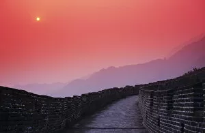 Images Dated 9th March 2000: China, Mu Tian Yu, The Great Wall Of China, Bright Red Sky And Distant Moon