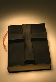 Images Dated 22nd January 2006: Cross On Bible