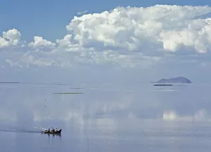 Images Dated 5th May 2006: Fishing Boat Returning To Chisi Island In Lake Chilwa, Malawi