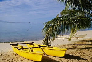 Images Dated 22nd December 1995: French Polynesia, Rangiroa, Kia Ora, Yellow Double Canoe On Beach