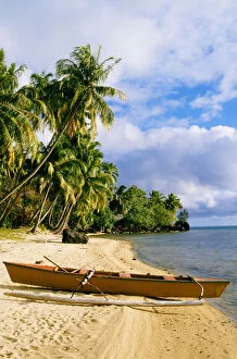 Images Dated 22nd December 1995: French Polynesia, Tahiti, White Sand Beach With Palm Trees And Canoe