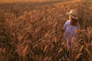 Images Dated 22nd August 2002: Girl with hat in field
