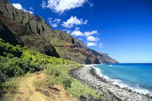 Images Dated 14th April 1999: Hawaii, Kauai, Na Pali Coast, Scenic Coastline, Beach, Boat In Ocean, Blue Skies C1541