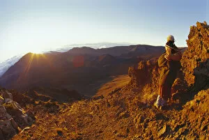 Images Dated 17th October 2001: Hawaii, Maui, Haleakala Crater, Couple Embrace At Summit Watch Sunrise Stand On Rim Bright