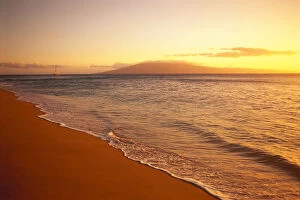 Images Dated 14th April 1999: Hawaii, Maui, Hazy Orange Sunset Over Ka anapali Beach, Gentle Waves