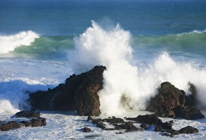 Images Dated 4th December 2007: Hawaii, Maui, Ho okipa, Big Winter Surf Crashing On Rocks