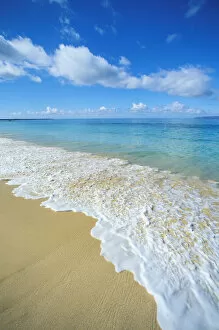 Images Dated 12th January 2001: Hawaii, Maui, Makena Beach, Closeup Of Textured Foamy Shoreline, Calm Turquoise Ocean