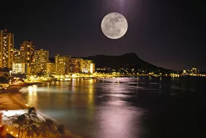 Images Dated 22nd December 1995: Hawaii, Oahu, Diamond Head, Waikiki Beach, Full Moon Reflecting, City Lights