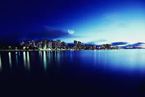 Images Dated 24th January 1996: Hawaii, Oahu, Honolulu, Waikiki skyline at night, moon overhead, view from ocean
