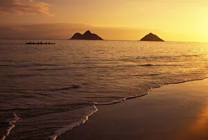 Images Dated 15th April 1999: Hawaii, Oahu, Mokulua Islands, Outrigger Canoe Paddlers Off Lanikai Beach At Sunrise
