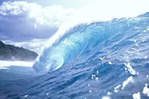 Images Dated 19th February 1997: Hawaii, Oahu, North Shore, Side View Of Clear Blue Wave In The Curl, Look To White Sky